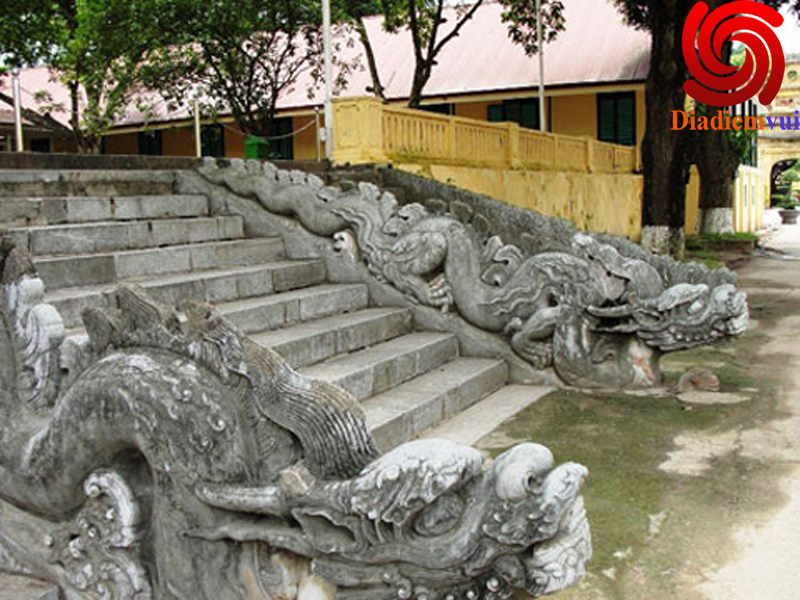 Cặp rồng đá phía trước phần còn lại của Điện Kính Thiên xưa