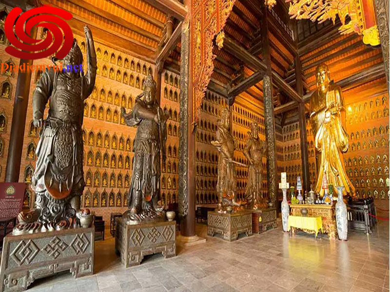 Tại chùa có nhiều pho tượng uy nghiêm lắm giữ nhiều kỷ lục