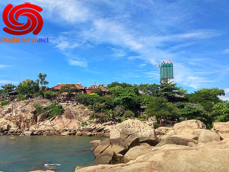 Hòn Chồng Nha Trang góc nhìn từ đường Phạm Văn Đồng