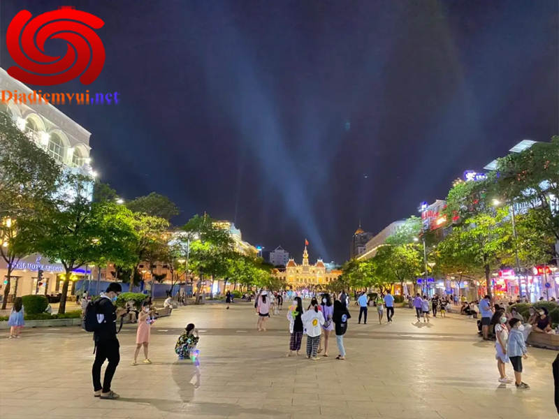 Quảng trường sinh hoạt văn hóa rộng rãi thoáng đãng