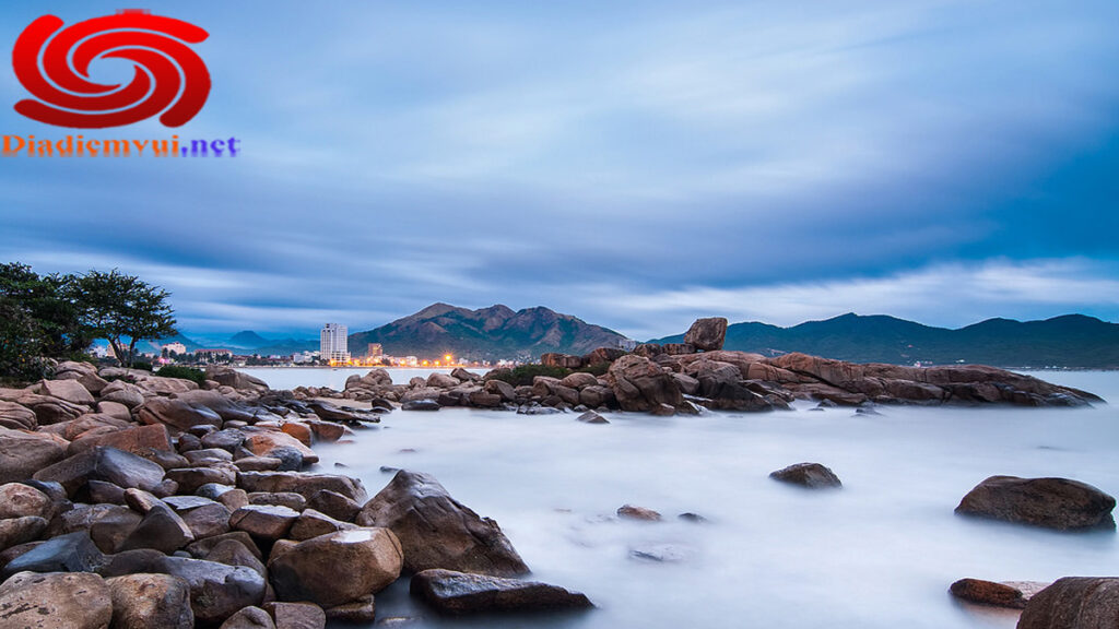 Tham quan du lịch Hòn Chồng Nha Trang Khánh Hòa