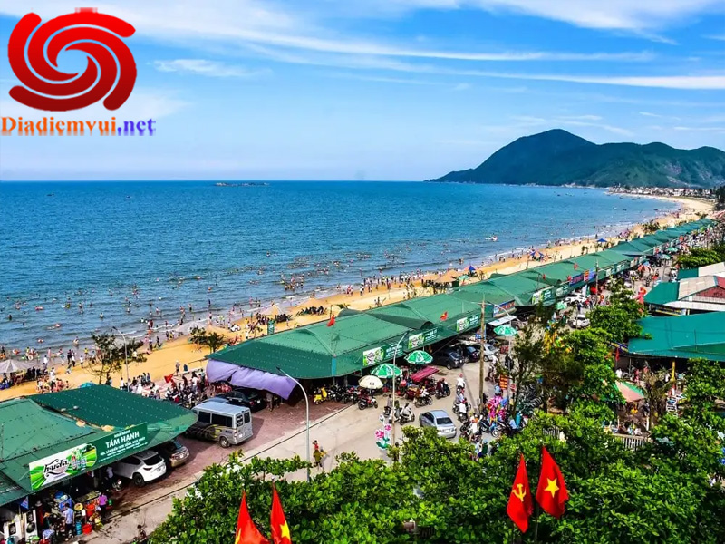 Bãi biển Hà Tĩnh trong xanh sạch sẽ hấp dẫn du khách