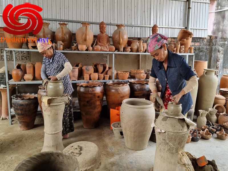 Làng gốm Bàu Trúc vừa sản xuất bảo tồn nghệ thuật gốm truyền thống và là một điểm du lịch hấp dẫn