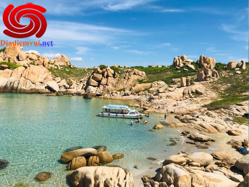 Nước biến tại Đảo Cù Lao Câu Ninh Thuận vô cùng trong xanh