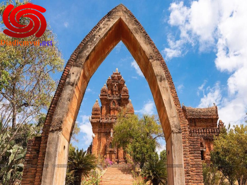 Tháp Chăm Poshanư nằm trên đồi Bà Nài