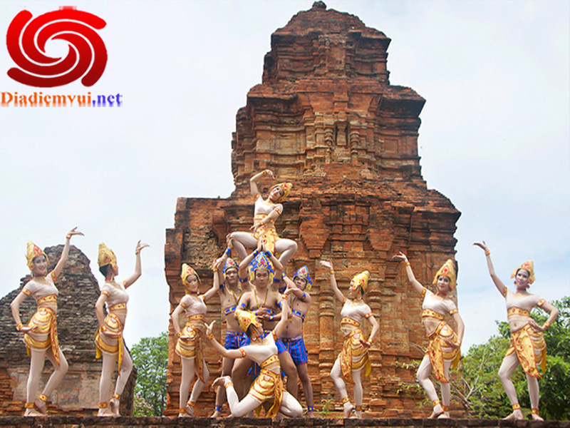 Tháp Chăm Poshanư nơi diễn ra nhiều hoạt động văn hóa