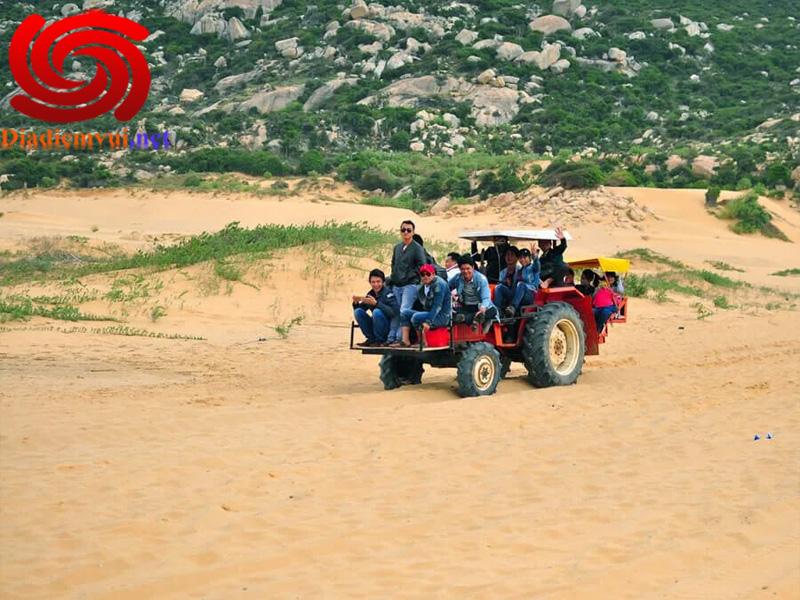 Trải nghiệm di chuyển trên cát bằng xe địa hình