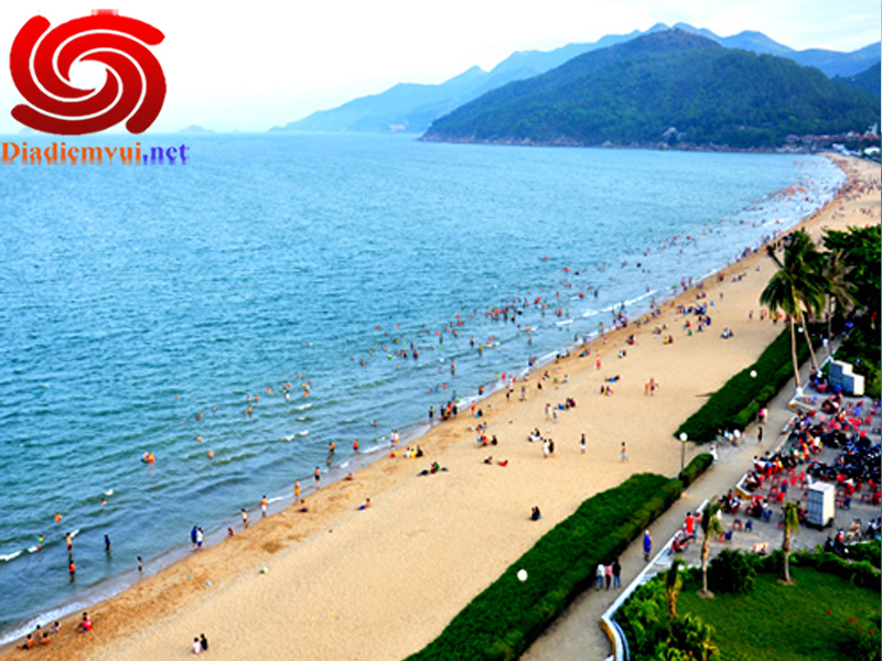 Bãi biển Quy Nhơn Bình Định thu hút nhiều du khách tắm mỗi ngày